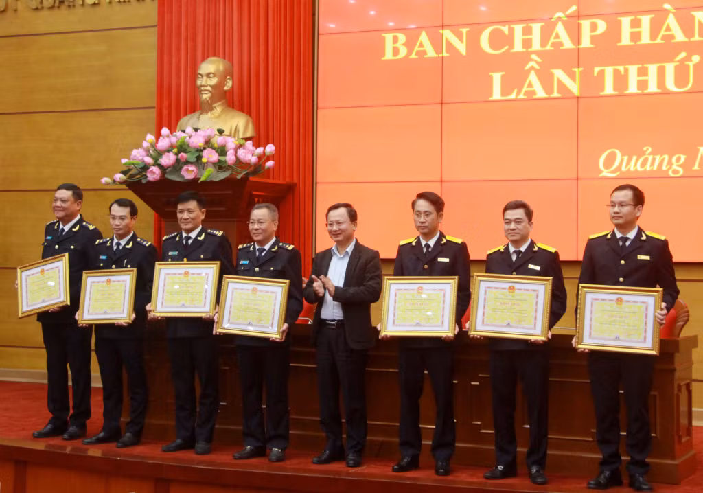 Đồng chí Cao Tường Huy, Quyền Chủ tịch UBND tỉnh trao Bằng khen cho các cá nhân có thành tích xuất sắc trong công tác thu ngân sách Nhà nước năm 2022 
