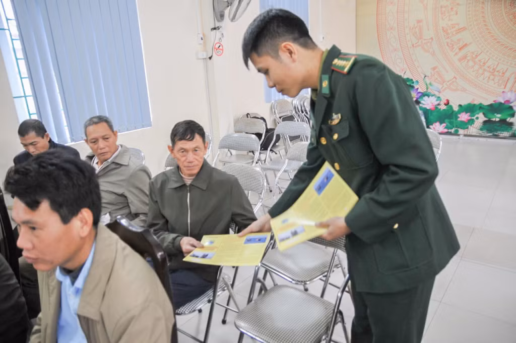 Đồn Biên phòng Bắc Sơn phát tờ rơi tuyên truyền pháp luật.