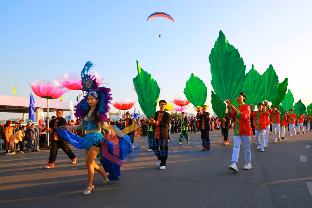 Các vũ công trong trang phục Carnival rực rỡ sắc màu... (1-2021). Ảnh: Ảnh Vũ Bích Cương