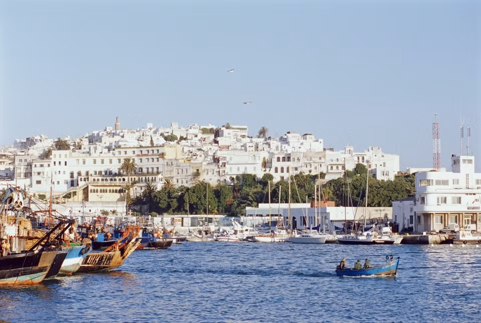 Tangier: Trong nửa đầu thế kỷ 20, Tangier là một trong những điểm đến nghỉ dưỡng được yêu thích của vùng Địa Trung Hải, nhưng bắt đầu mất dần vị thế khi được trả về với Morocco vào năm 1956. Tuy nhiên, giờ đây, việc này đã thay đổi, với lượng tiền đầu tư đổ về. Dù có thêm cảng mới, khách sạn và các khu nhà ở quanh vịnh, Tangier vẫn chưa để mất không khí đặc trưng của mình. Ảnh: Lonely Planet.
