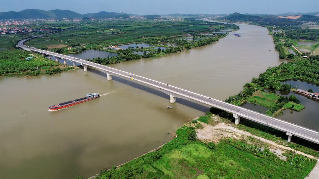 Cầu Triều bắc qua sông Kinh Thầy, nối 2 địa phương TX Đông Triều (tỉnh Quảng Ninh) và TX Kinh Môn (tỉnh Hải Dương) vào cuối năm 2021. Ảnh: Thu Trang (CTV)