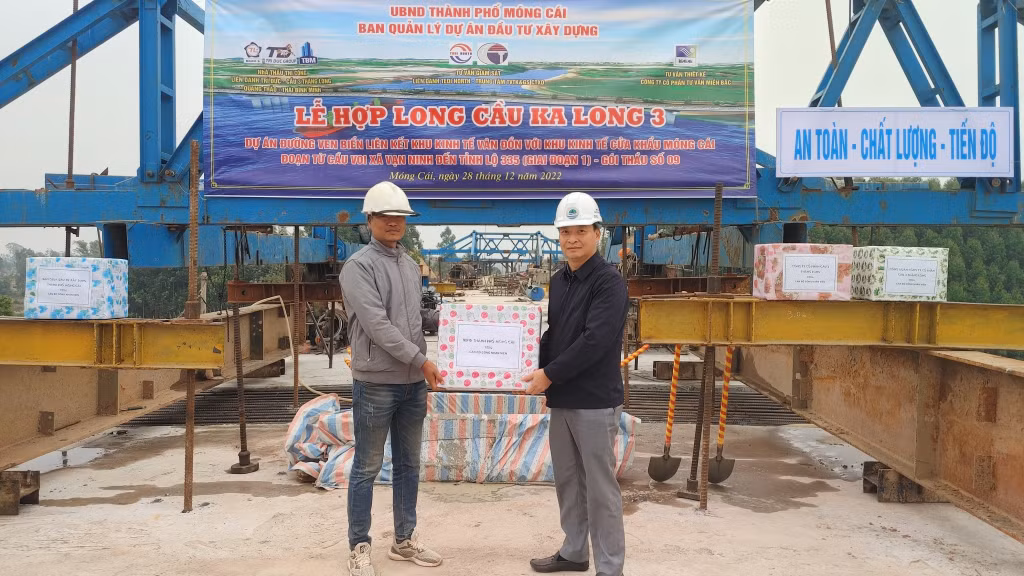 Lãnh đạo TP Móng cái tặng quà động viên công nhân 