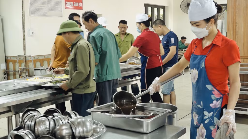 Chị Nguyễn Thị Chắc (bên phải), công nhân Phân xưởng Đời sống, Công ty CP Than Mông Dương - Vinacomin.