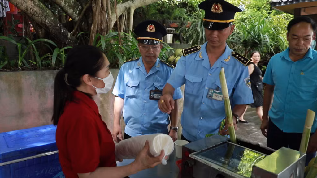 Cốc giấy, ống hút giấy được sử dụng tại một điểm dịch vụ của Công ty CP Dịch vụ Vịnh Hạ Long.