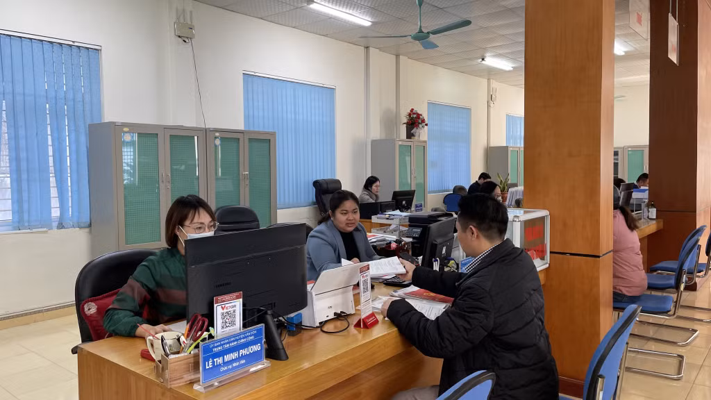 Cán bộ Trung tâm Hành chính công huyện Vân Đồn giải quyết thủ tục hành chính cho người dân.