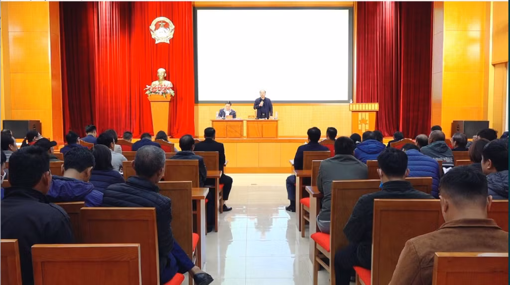 Các đồng chí lãnh đạo huyện Vân Đồn đối thoại với các hộ dân NTTS trên địa bàn huyện trong chuyển đổi phao xốp, ngày 1/12/2022.