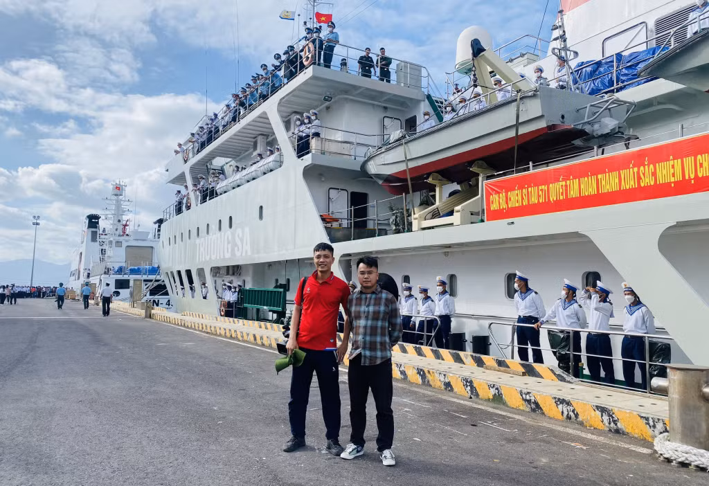 Kíp phóng viên của Trung tâm Truyền thông tỉnh Quảng Ninh tham gia đoàn công tác.