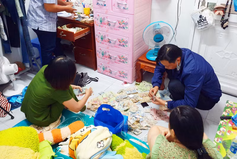 Cơ quan Công an khám xét nơi ở của các đối tượng.