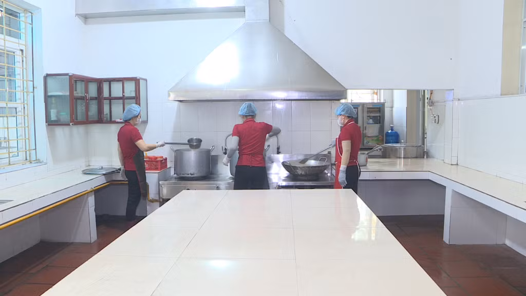 Khu vực bếp ăn của Trường Mầm non Hoa Phượng (TX Đông Triều) luôn được vệ sinh sạch sẽ hằng ngày.