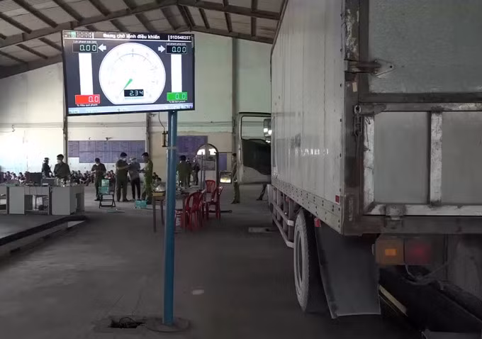 Cảnh sát khám xét trung tâm đăng kiểm ở TP HCM. Ảnh: Công an cung cấp