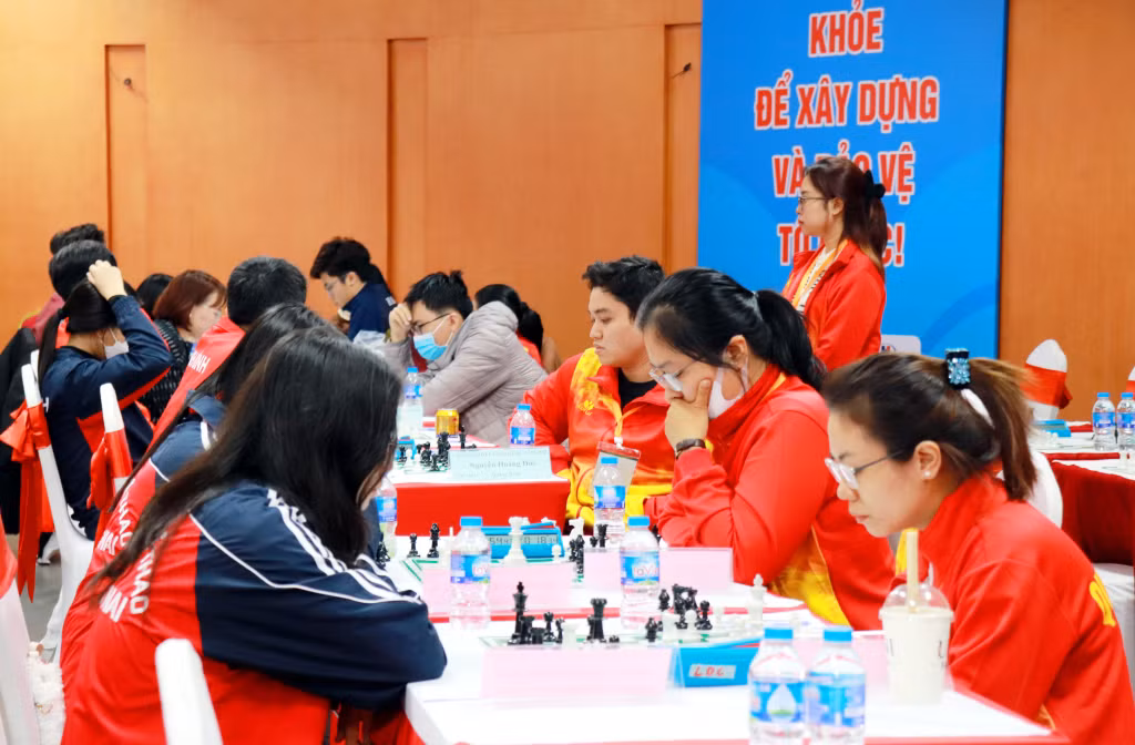 Các VĐV đoàn Quảng Ninh (áo khoác đỏ) ra quân ngay trong sáng nay ở nội dung cờ tiêu chuẩn.