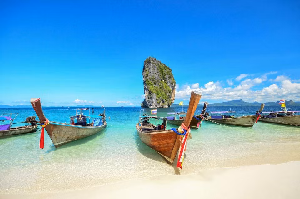 Phuket, Thái Lan: Tháng Giêng là thời điểm đẹp nhất để ghé thăm Phuket. Là hòn đảo lớn nhất và nổi tiếng nhất ở Thái Lan, Phuket nổi tiếng với một số bãi biển đẹp nhất thế giới như Kata Noi, Nai Harn... Du khách có thể tham quan các quần đảo nổi tiếng, ngắm hoàng hôn, tìm hiểu về văn hóa và lịch sử Thái Lan khi đến đây. Ảnh: TripSavvy.