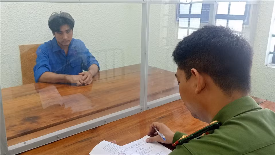 Tài xế Trần Hữu Dương tại cơ quan công an. Ảnh: Công an cung cấp