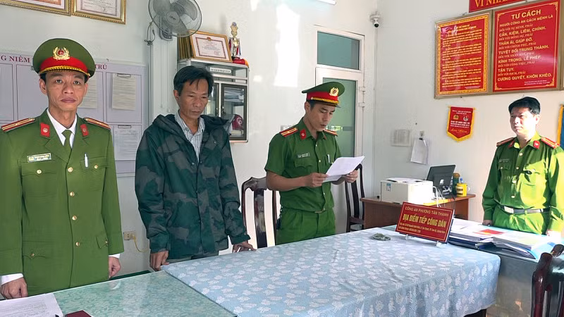 Cơ quan CSĐT Công an tỉnh Quảng Nam tống đạt các quyết định khởi tố và lệnh bắt bị can để tạm giam đối với Nguyễn Minh Ngọc.