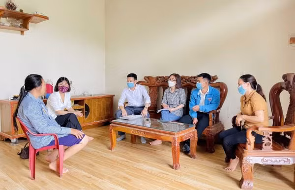 Phòng Dân số (Trung tâm Y tế huyện Ba Chẽ) tổ chức tuyên truyền các chính sách dân số tại hộ gia đình ở xã Lương Mông.