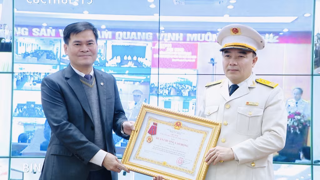 Thừa ủy quyền của Chủ tịch nước, đồng chí Bùi Văn Khắng, Phó Chủ tịch UBND tỉnh, trao Huân chương Lao động hạng Ba cho đồng chí Cao Ngọc Tuấn, Cục trưởng Cục Thuế tỉnh vì đã có thành tích xuất sắc trong công tác, góp phần vào sự nghiệp xây dựng và bảo vệ Tổ quốc.