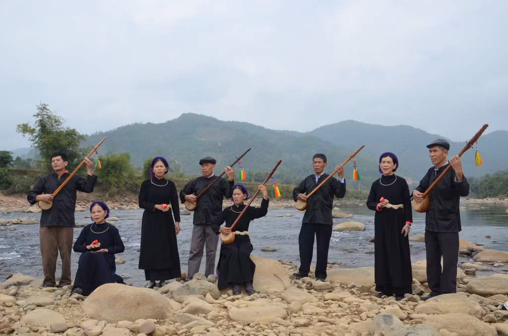 Bà con người Tày thị trấn Bình Liêu (huyện Bình Liêu) hát then bên suối. Ảnh: Phạm Học