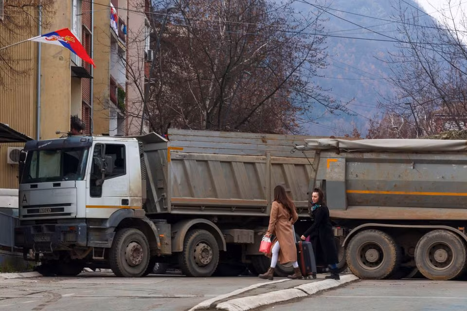 Rào chắn ở phía Bắc thị trấn Mitrovica (Kosovo) ngày 28/12. Ảnh: Reuters