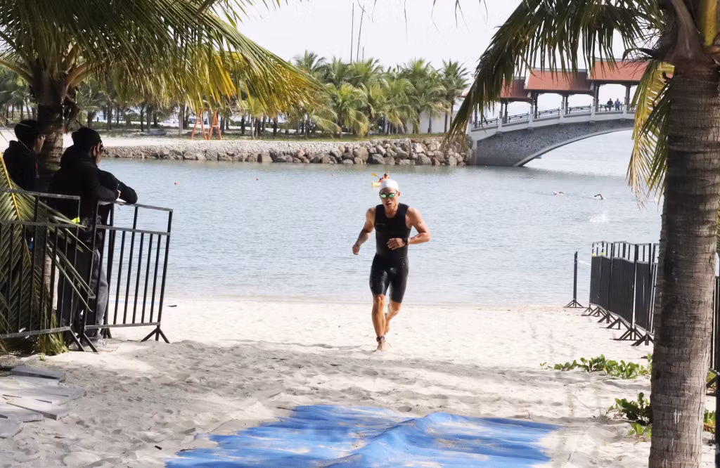 Kết thúc phần thi bơi, các vận động viên nam bước vào phần thi đạp xe 20 km.