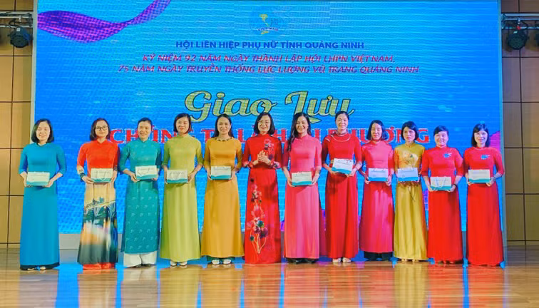 Đồng chí Nguyễn Vũ Thu Hoà, Chủ tịch Hội LHPN tỉnh tặng quà cho cán bộ Hội cơ sở tiêu biểu trong công tác hậu phương quân đội. Ảnh: Lan Anh