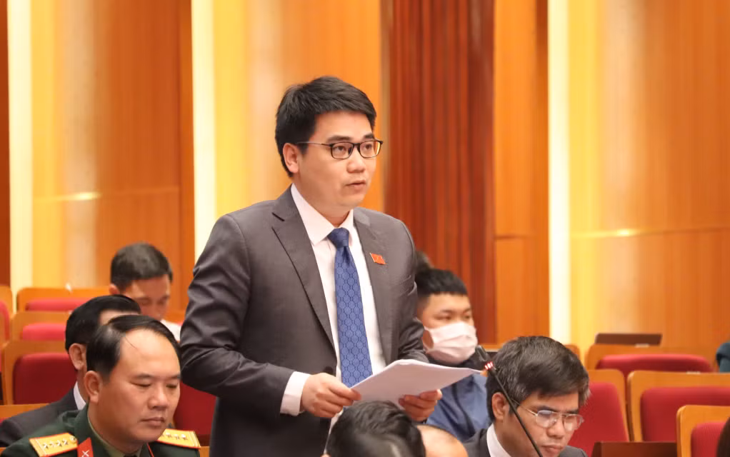 Đại biểu Phạm Thành Trung, Tổ đại biểu TP Uông Bí yêu cầu làm rõ chủ trương, lợi ích và hiệu quả của việc dùng đất đá thải mỏ làm vật liệu san lấp.