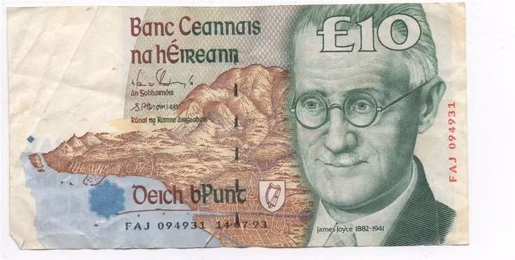 Tiểu thuyết gia James Joyce được đánh giá là một trong những nhà văn có ảnh hưởng nhất thế kỷ 20. Các tác phẩm của Joyce vẫn còn ảnh hưởng sâu sắc đến nền văn hóa đương đại, tiểu thuyết của ông là hình mẫu cho các tiểu thuyết gia, đặc biệt về sự khám phá sức mạnh của ngôn ngữ. James Joyce đã được vinh danh khi Cộng hòa Ireland đưa chân dung của ông lên tờ 10 bảng phát hành vào những năm 1990. Ảnh: pinterest.