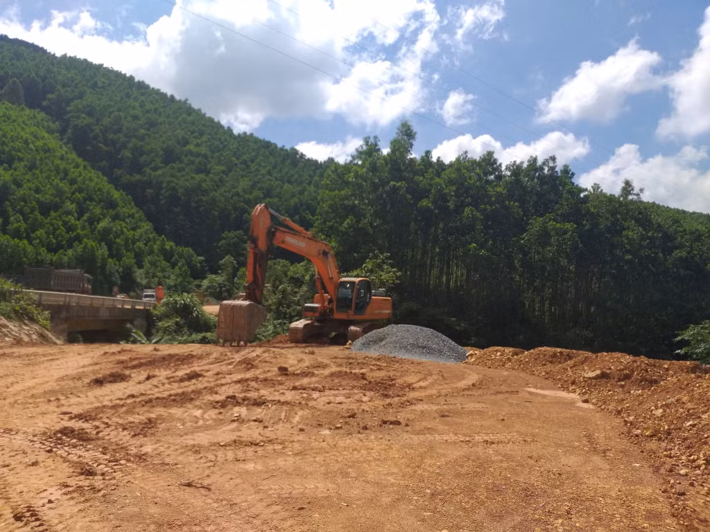Đơn vị thi công triển khai làm đường từ xã Sơn Dương vào trung tâm xã Đồng Sơn (TP Hạ Long).