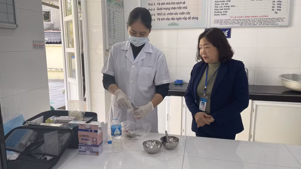 Cán bộ Trung tâm Y tế TP Cẩm Phả test nhanh mẫu thực phẩm sơ chế tại bếp ăn Trường Mầm non Cẩm Đông (TP Cẩm Phả).