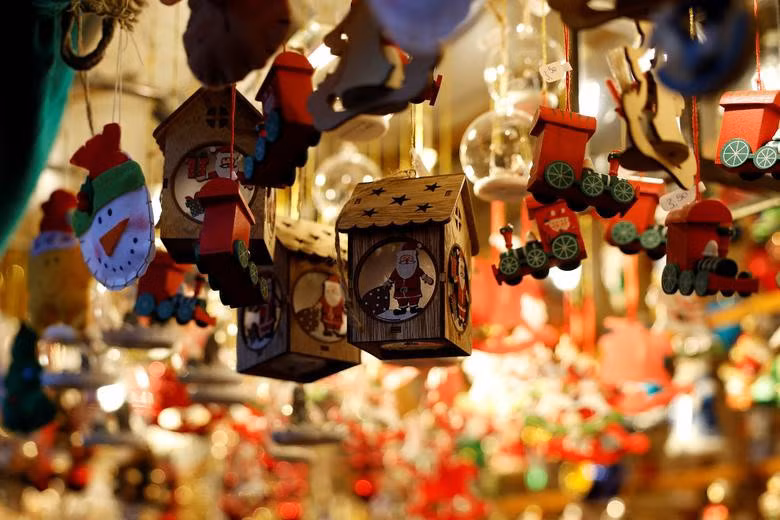 Đồ trang trí Giáng sinh được trưng bày tại “Nuernberger Christkindlesmarkt”, một trong những chợ Giáng sinh lâu đời nhất thế giới ở Nuremberg, Đức.