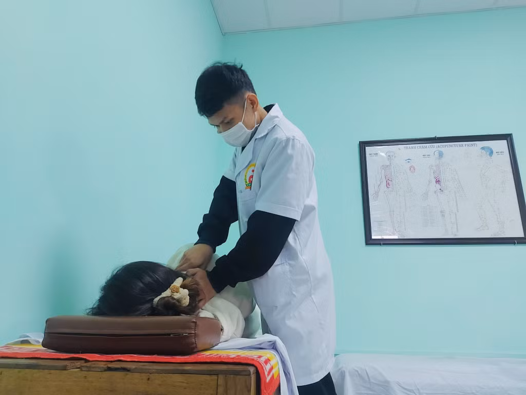 Là sinh viên mồ côi, điều kiện khó khăn nhưng em Vũ Thành Luân luôn cố gắng học để đạt được ước mơ trở thành bác sĩ chữa bệnh cứu người.