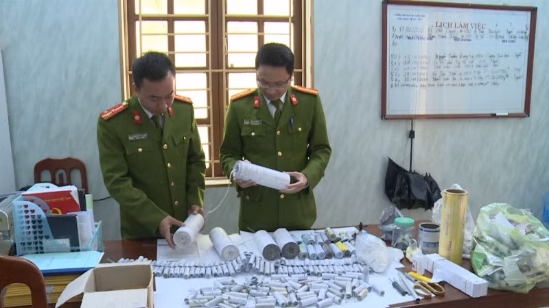 Cơ quan Công an kiểm tra số pháo nổ thu giữ.