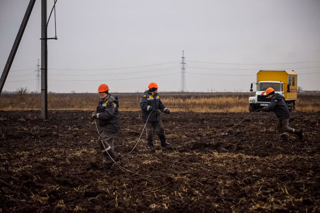 Công nhân sửa chữa đường dây điện cao thế bị phá hủy trong các cuộc tập kích tại Odessa vào ngày 7/12. Ảnh: AFP