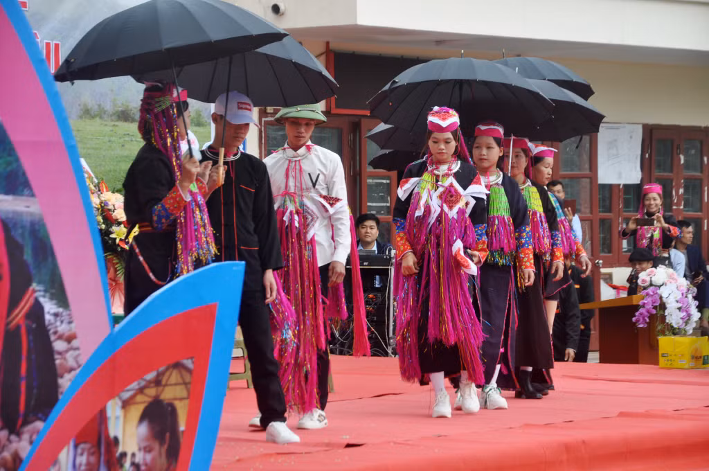 Cùng với phong cảnh thiên nhiên tươi đẹp thì giá trị văn hoá của đồng bào các dân tộc thiểu số trên địa bàn các huyện miền Đông là nét đặc sắc thu hút du khách. Ảnh chụp tái hiện lễ cưới của người Dao ở Tiên Yên.