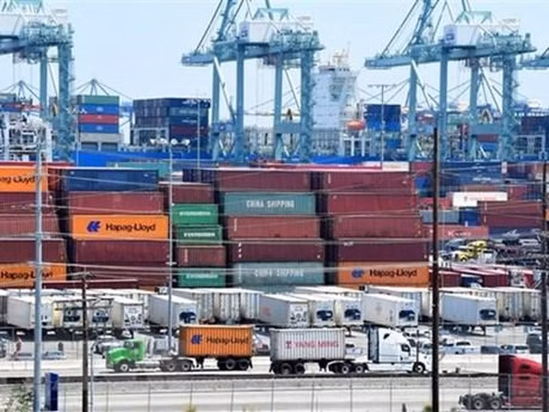 Container hàng hóa tại cảng Long Beach, bang California, Mỹ. (Ảnh: AFP/TTXVN)