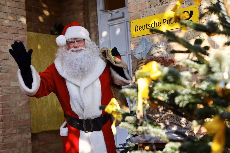 Người đàn ông hóa trang thành ông già Noel, xuất hiện lần đầu tiên trong năm tại bưu điện Giáng sinh ở Himmelpfort, Đức.
