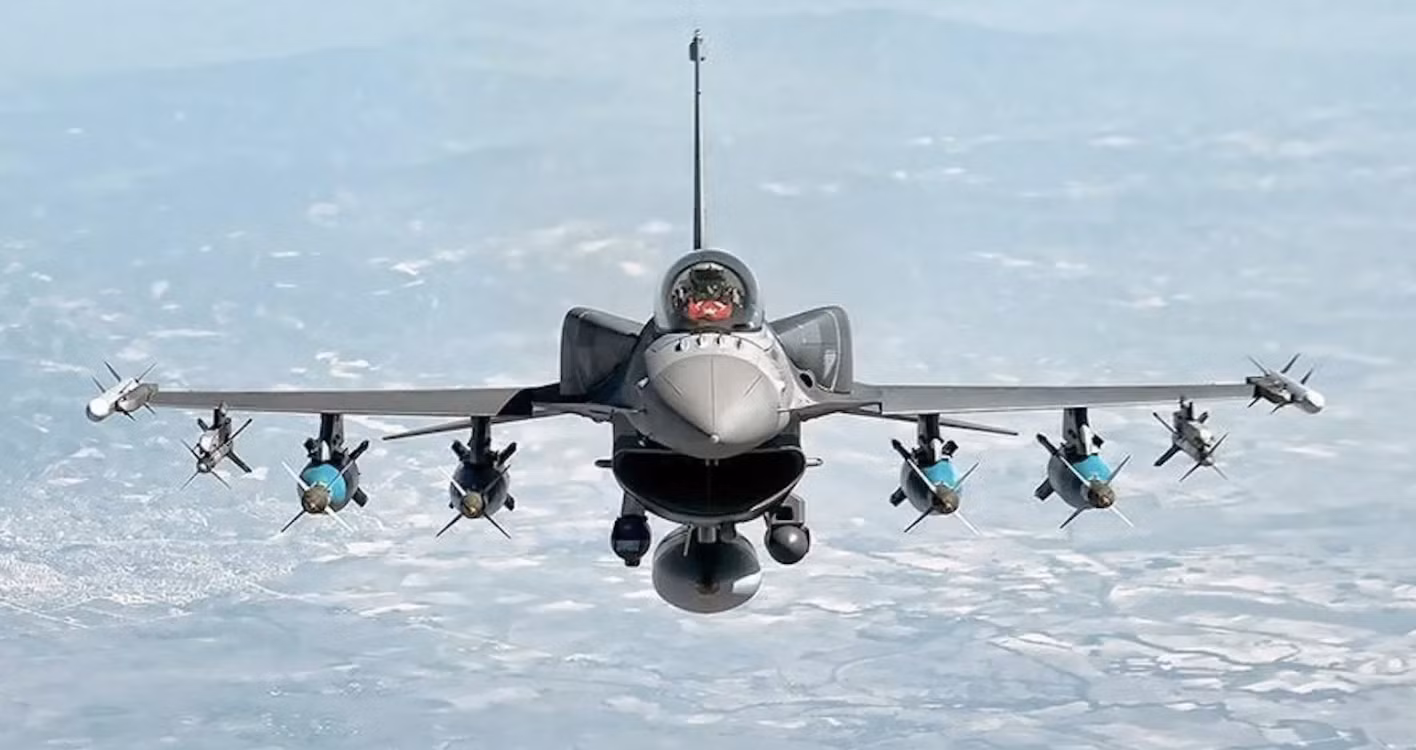 Máy bay chiến đầu F-16 của Thổ Nhĩ Kỳ mang theo đầy đủ vũ khí. Ảnh minh hoạ: AFP