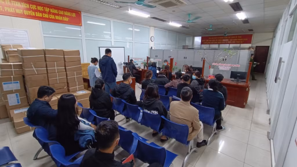 Rất đông người dân đến làm thủ tục cấp CCCD gắn chip tại điểm cấp CCCD, Công an tỉnh.