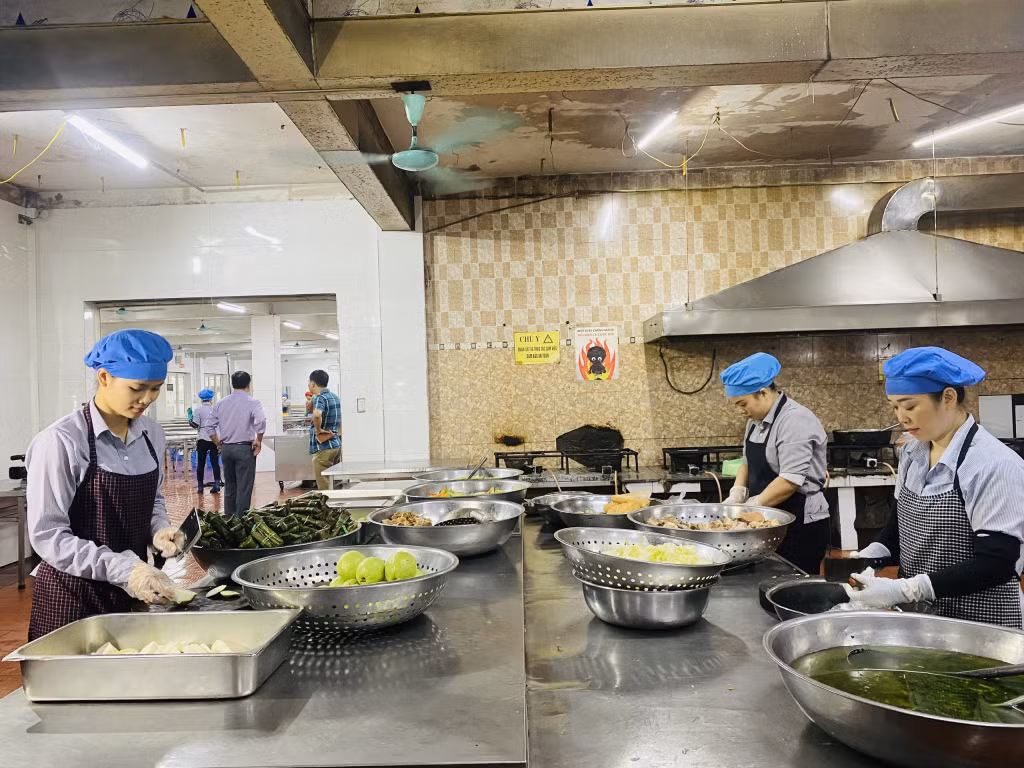 Chị Bùi Thị Hương (bên trái) - vợ thợ lò Nguyễn Văn Huân, làm việc tại Phân xưởng Đời sống, Công ty Than Uông Bí - TKV.