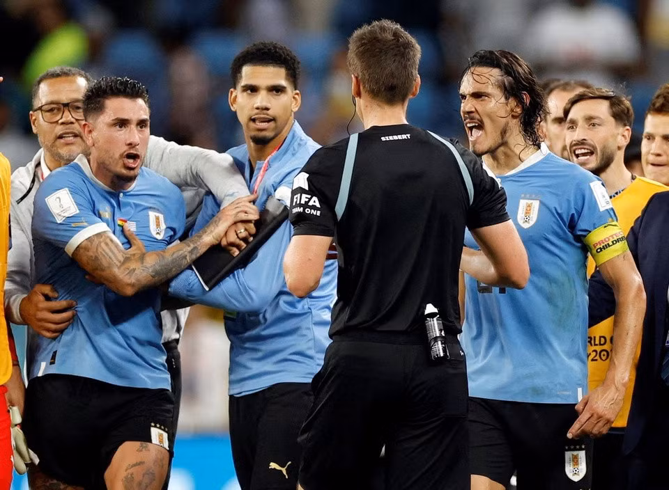 Cầu thủ Uruguay phản đối trọng tài Daniel Siebert sau trận đấu. Ảnh: Reuters.
