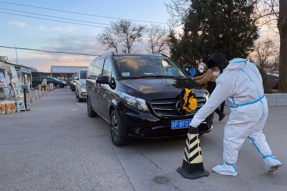 Một nhân viên nhà tang lễ làm việc trong bộ quần áo bảo hộ ở Bắc Kinh, ngày 17/12. Ảnh: Reuters