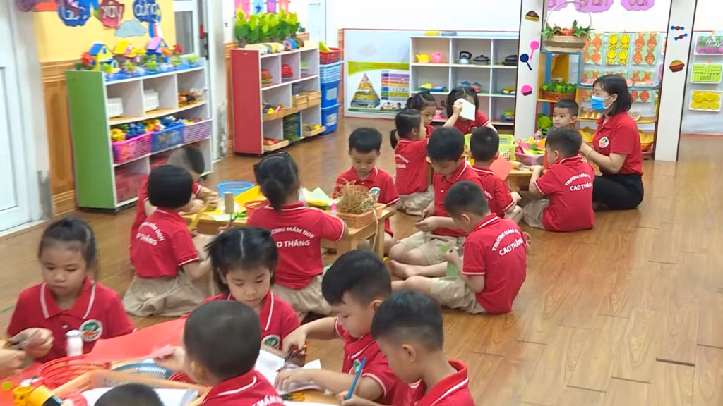 Tiết học cắt ghép tranh của lớp Mẫu giáo 5 tuổi, Trường Mầm non Cao Thắng (TP Hạ Long).