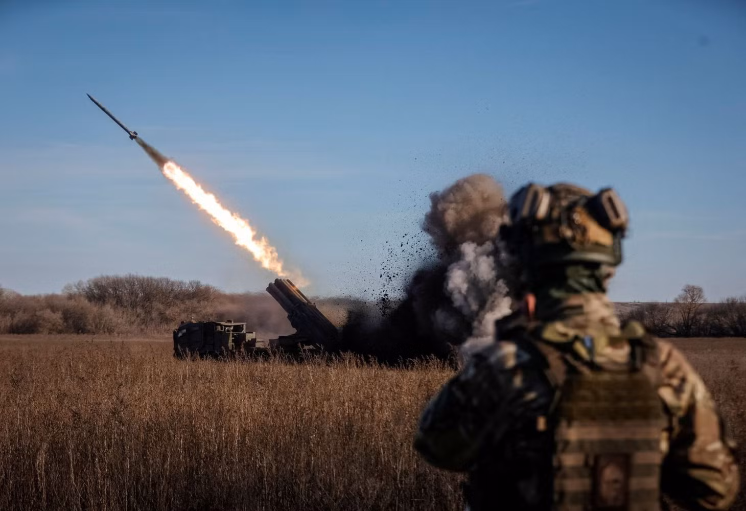 Binh sĩ Ukraine khai hỏa hệ thống tên lửa phóng loạt Bureviy tại một khu vực ở vùng Donetsk ngày 29/11. Ảnh: Reuters