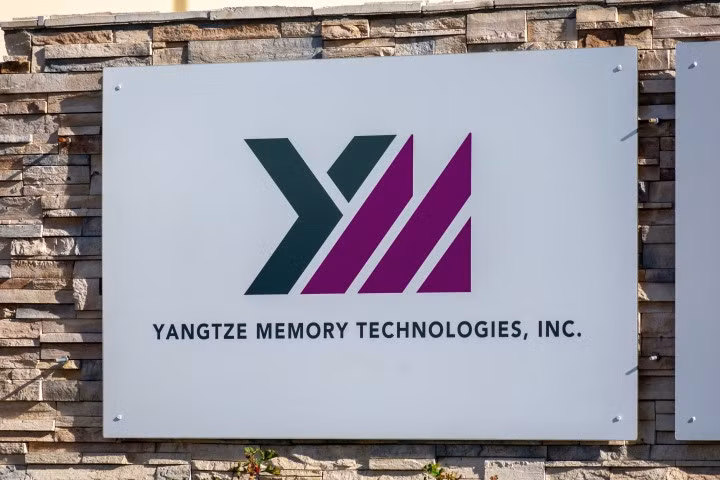Công ty YMTC của Trung Quốc sẽ nằm trong danh sách đen của Mỹ. (Ảnh: Shutterstock)