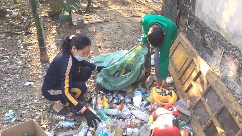 Gia đình bà Thơm thực hiện phân loại rác thải tại nhà.