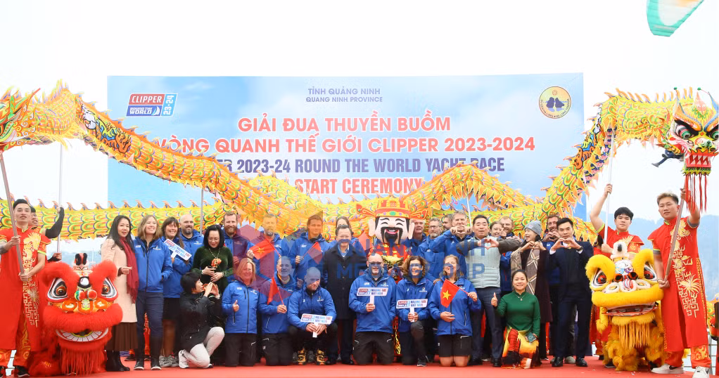 2024-03_Đồng chí Cao Tường Huy, Chủ tịch UBND tỉnh, chụp ảnh lưu niệm cùng Đội đua HaLongBay, VietNam. Ảnh: Đỗ Phương
