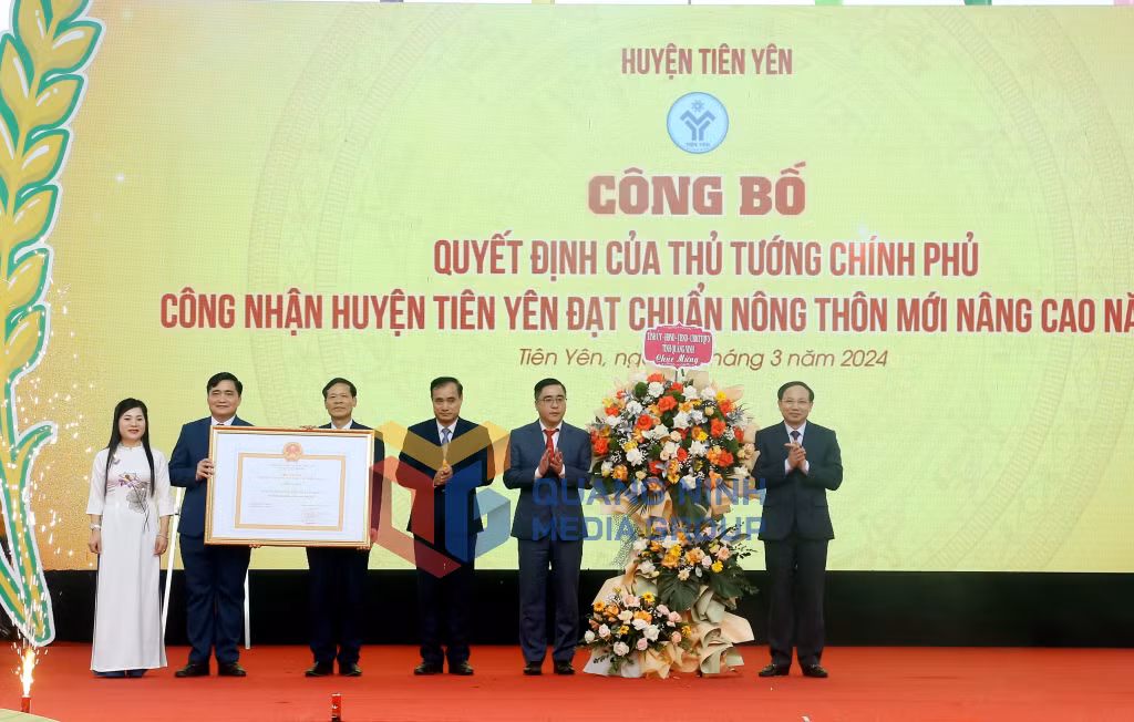 Thay mặt lãnh đạo tỉnh, đồng chí Nguyễn Xuân Ký, Ủy viên Trung ương Đảng, Bí thư Tỉnh ủy, Chủ tịch HĐND tỉnh tặng hoa chúc mừng Đảng bộ, chính quyền và nhân dân huyện Tiên Yên.