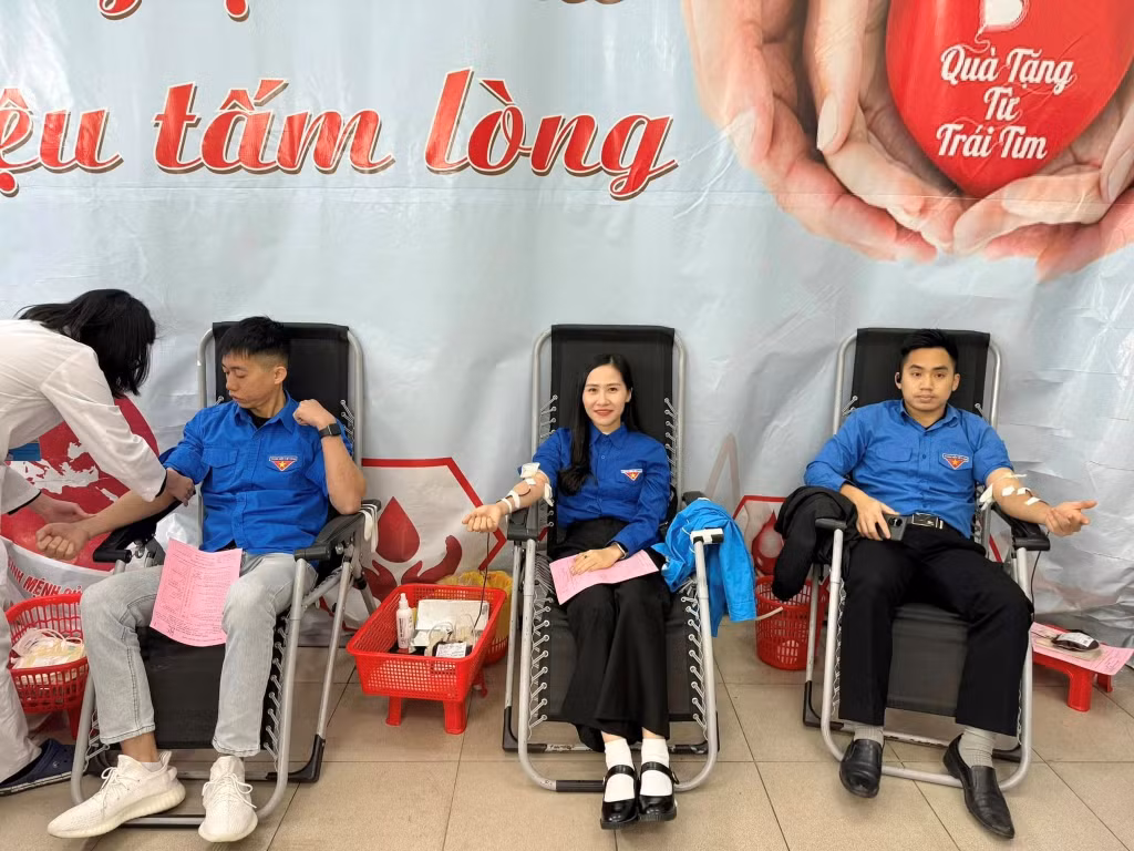 Đoàn viên, thanh niên Đoàn Khối các cơ quan tỉnh tham gia hiến máu. (Ảnh do đơn vị cung cấp)