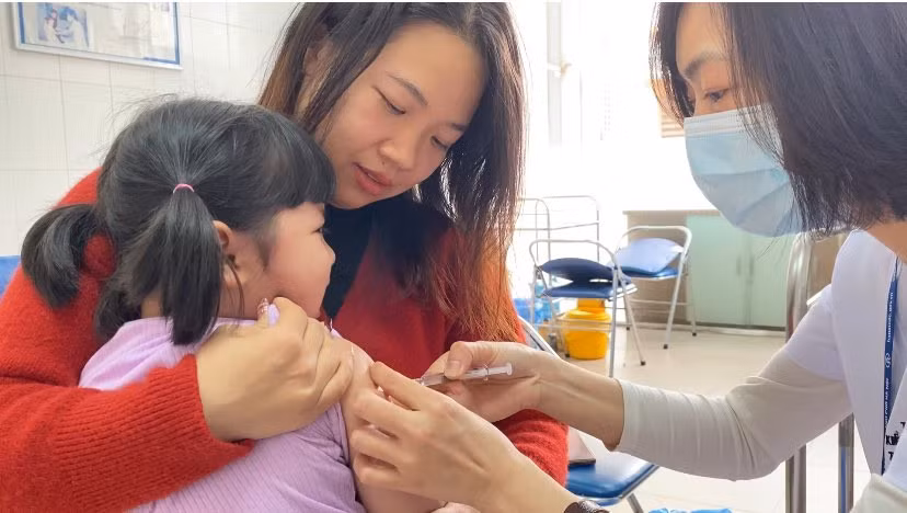 Tiêm vaccine là biện pháp phòng bệnh hữu hiệu cho trẻ. Ảnh: Tạ Nguyên