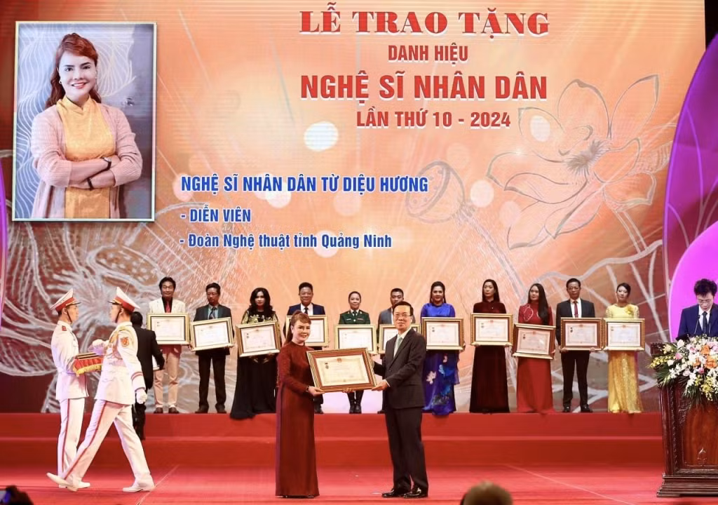 Chủ tịch nước Võ Văn Thưởng trao danh hiệu NSND cho NSND Từ Diệu Hương.
