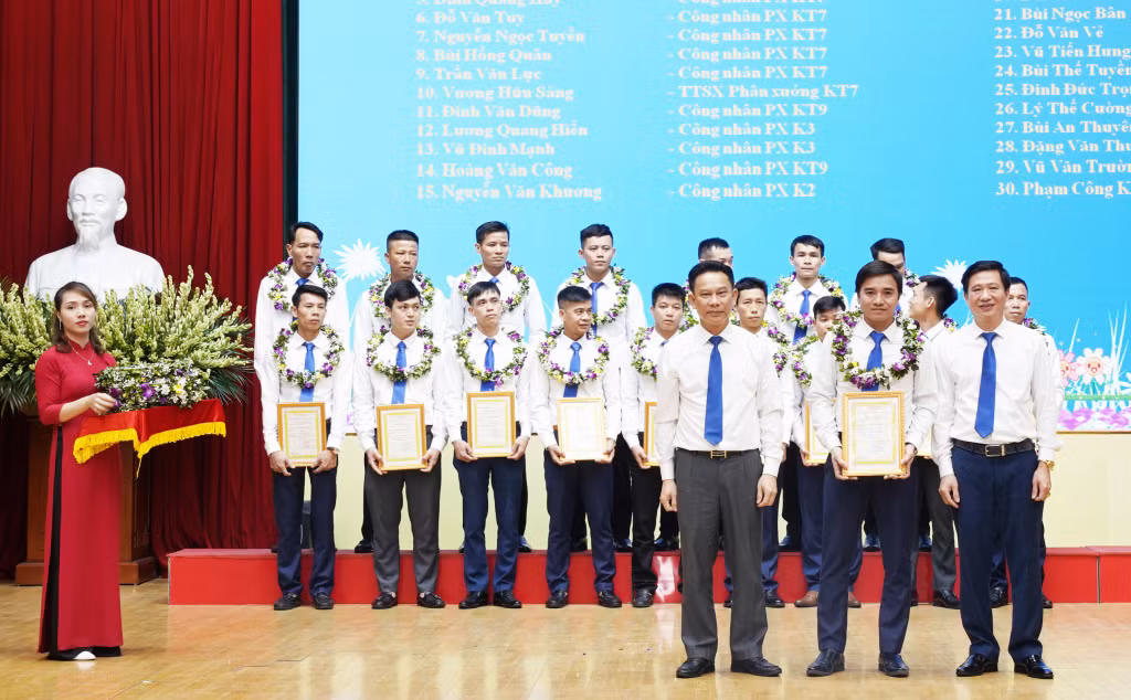 Công nhân Vũ Ngọc Dũng (trên cùng) được Công ty Cp than Vàng Danh khen thưởng vì có thành tích đạt thu nhập cao. Ảnh Phạm Cường